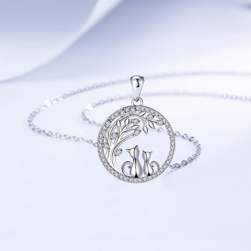 Cat Necklace Under The Shade Of European And American Trees