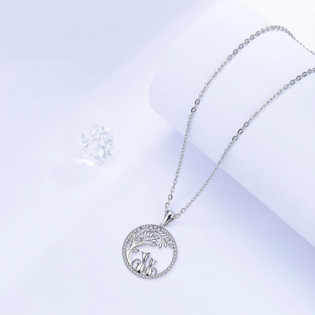 Cat Necklace Under The Shade Of European And American Trees