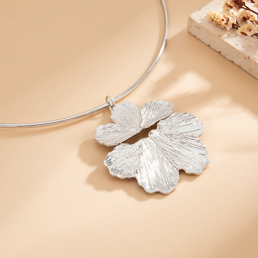 Ins Exaggerated Metal Beating Flower Collar
