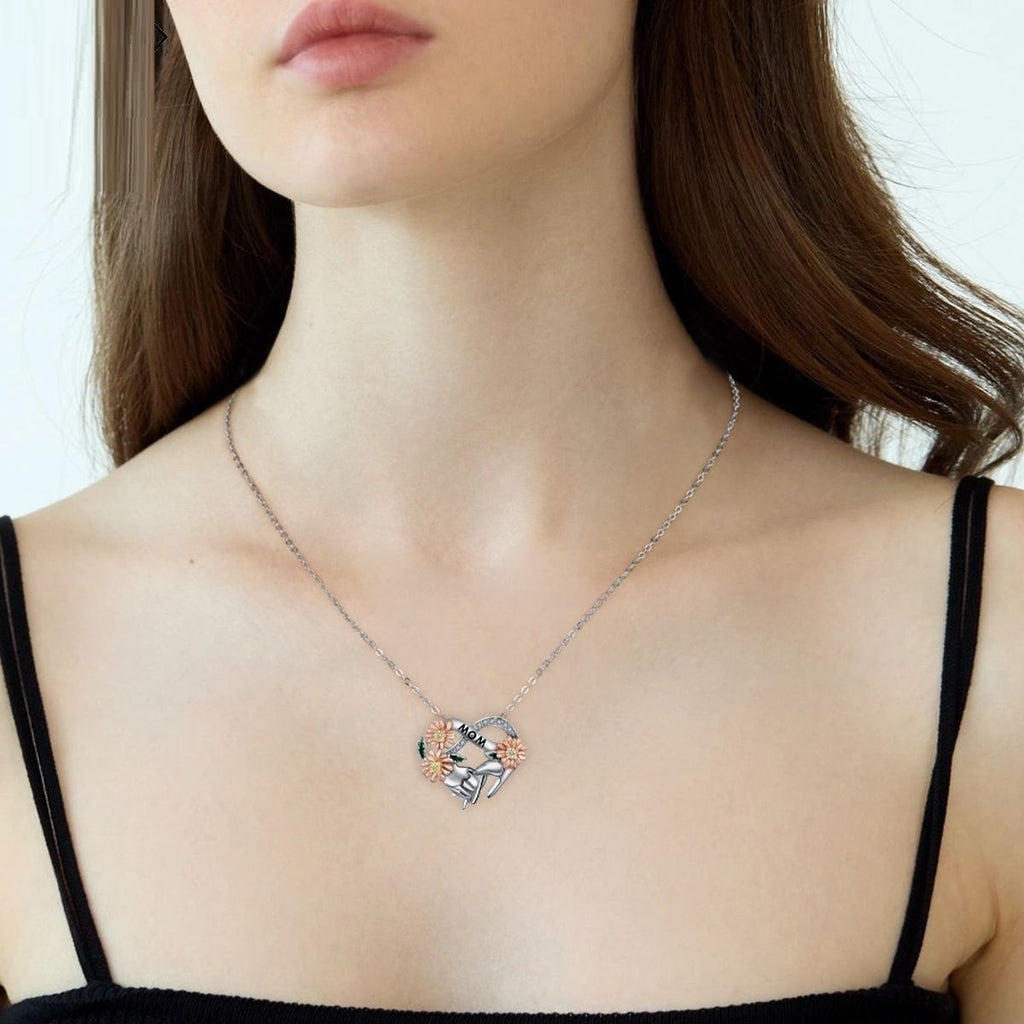 Fashion European And American Style Heart-shaped Chrysanthemum Necklace With Tight Hands
